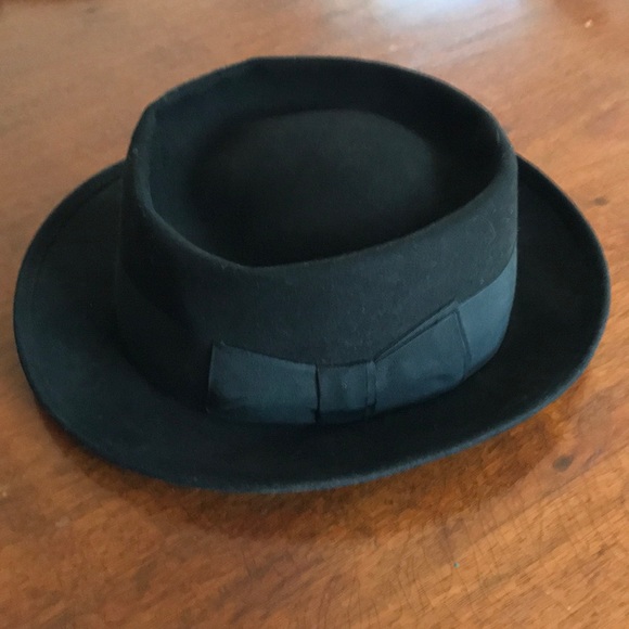 Zurich thrift founds Super Panizza fashion hat - Picture 1 of 8
